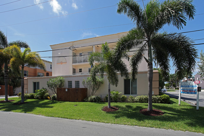 Atlantic Place Condominiums in Pompano Beach, FL - Building Photo - Building Photo