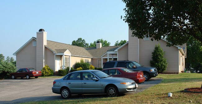 2601 Millborough Ct in Raleigh, NC - Foto de edificio - Building Photo