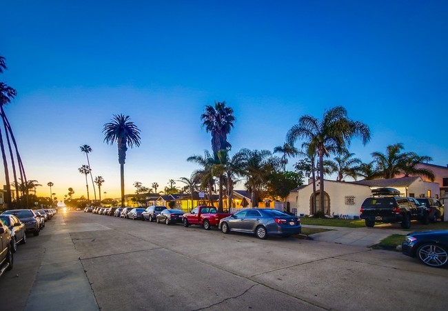 4840 Saratoga Ave in San Diego, CA - Foto de edificio - Building Photo