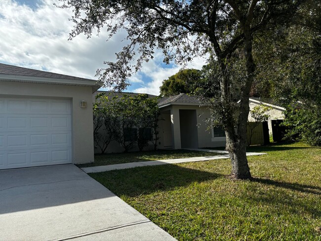906 Pace Dr NW in Palm Bay, FL - Building Photo - Building Photo