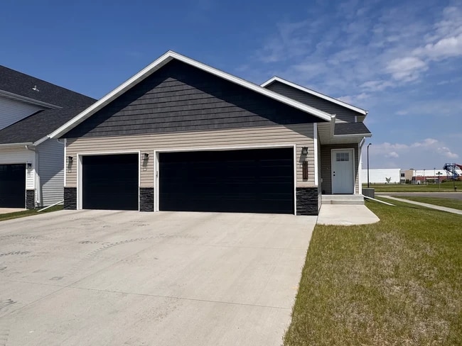 2311 Eagle Valley Dr S in Fargo, ND - Foto de edificio - Building Photo