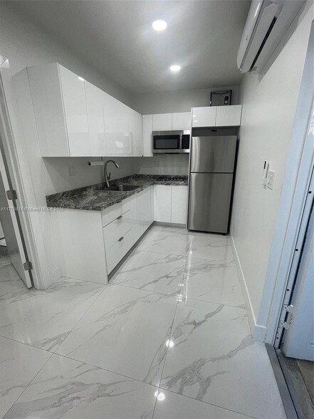 15426 SW 168th Terrace, Unit 2 in Miami, FL - Building Photo