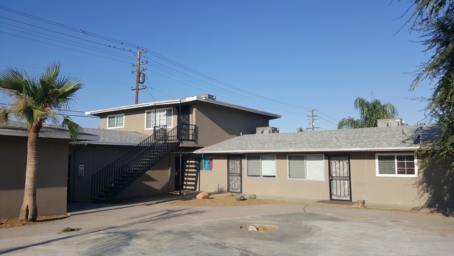 701 Knotts St in Bakersfield, CA - Foto de edificio - Building Photo