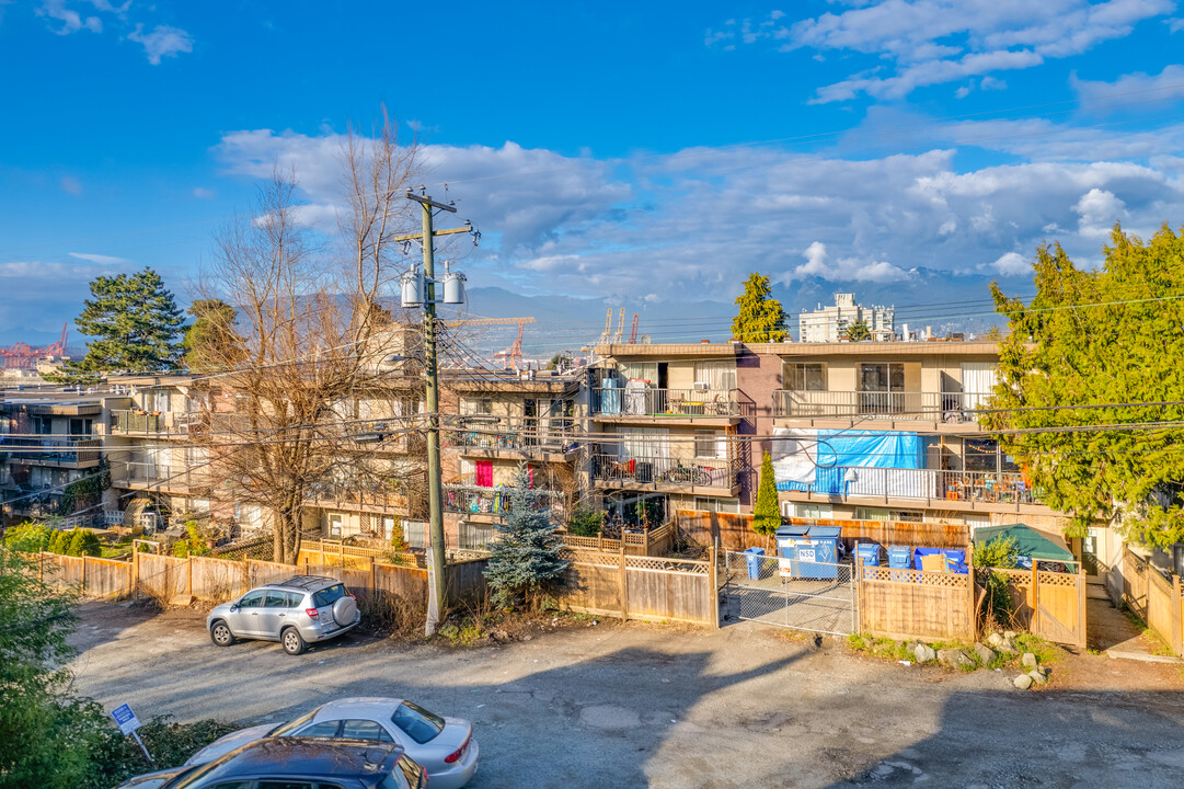 City View Court in Vancouver, BC - Building Photo