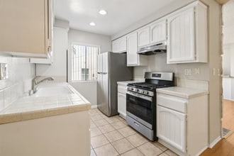 725 E Providencia Ave in Burbank, CA - Foto de edificio - Building Photo