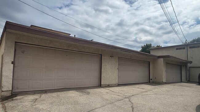 361 E Santa Anita Ave, Unit Unit C in Burbank, CA - Building Photo - Building Photo