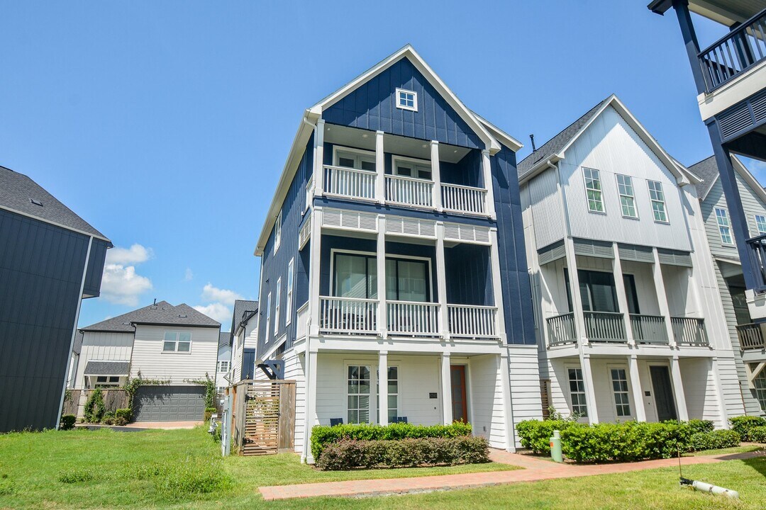 8745 Park Kolbe Ln in Houston, TX - Building Photo