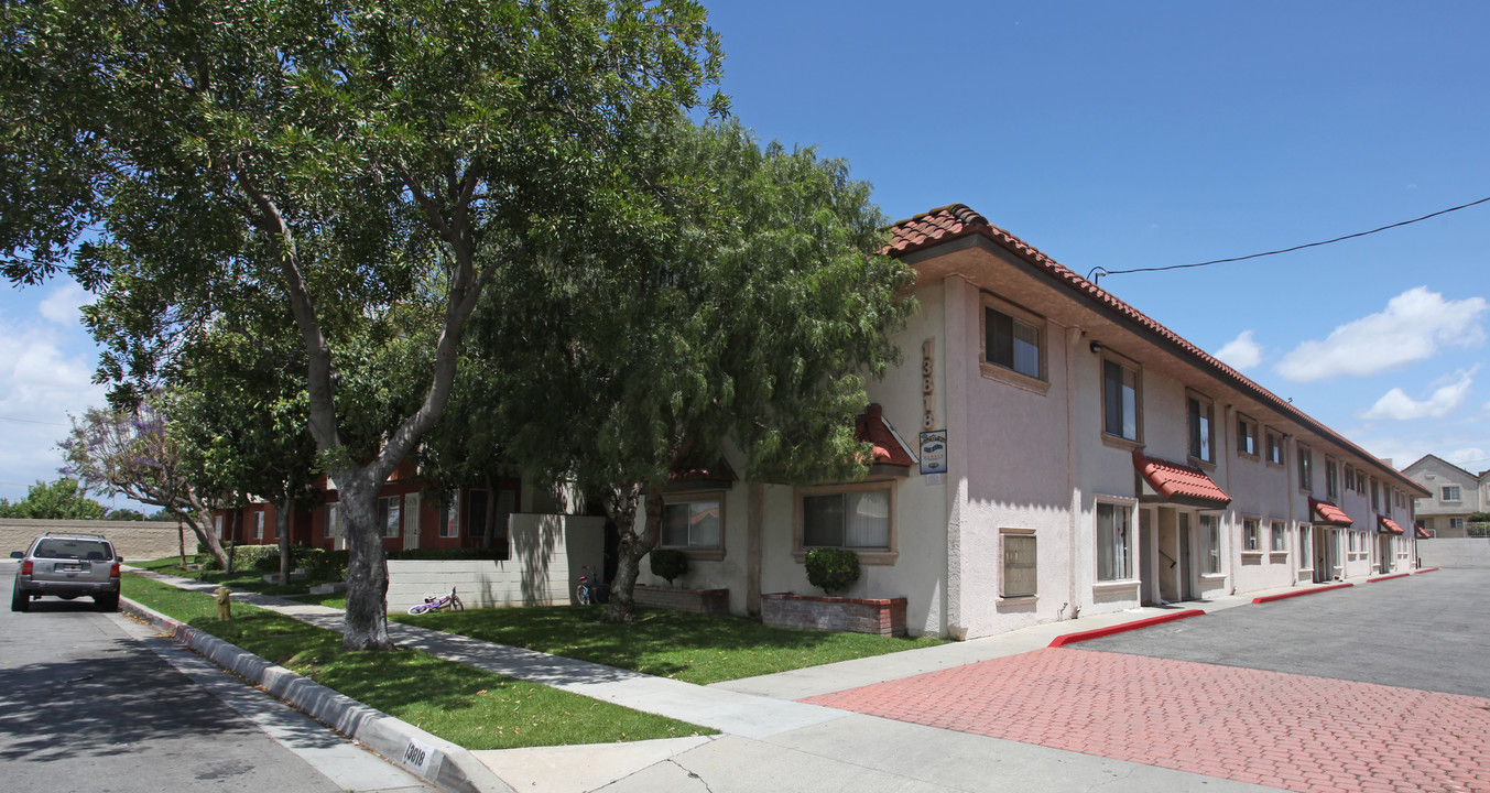 Paramount Apartments in Paramount, CA - Foto de edificio