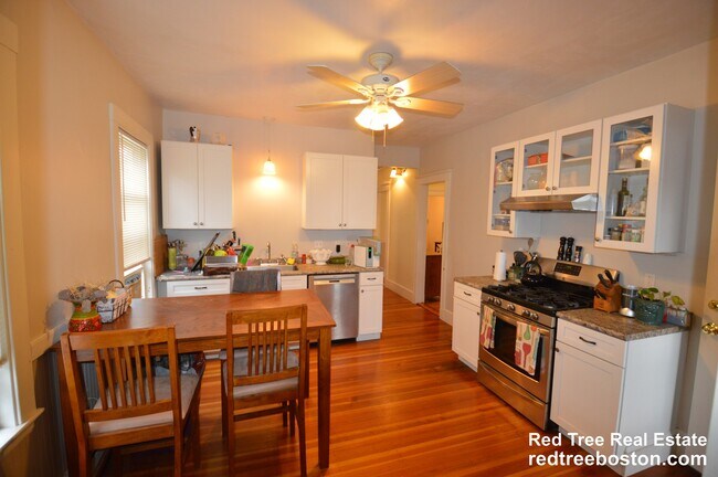 43 Woodlawn St in Dedham, MA - Foto de edificio - Building Photo