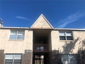 9013 Westchester Cir in Tampa, FL - Building Photo
