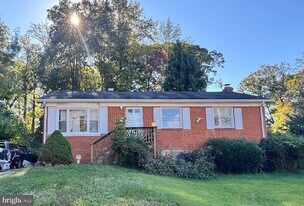 2308 W Longview Dr in Woodbridge, VA - Building Photo