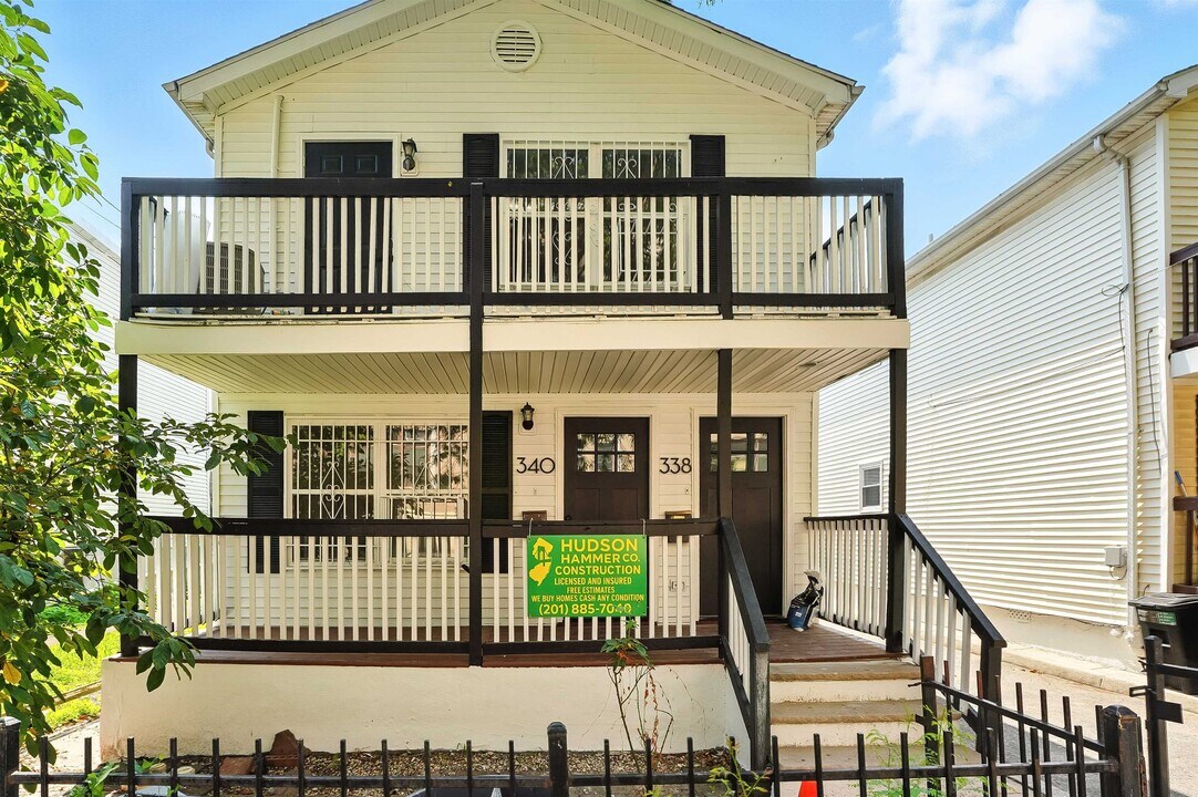 338-340-340 Halladay St in Jersey City, NJ - Building Photo