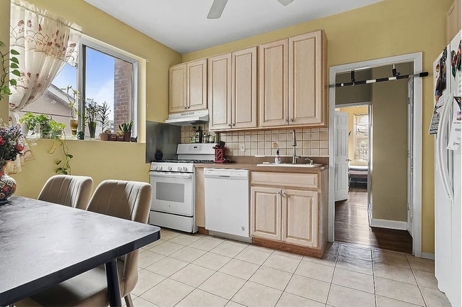 1761 E 16th St, Unit F2 in Brooklyn, NY - Foto de edificio - Building Photo