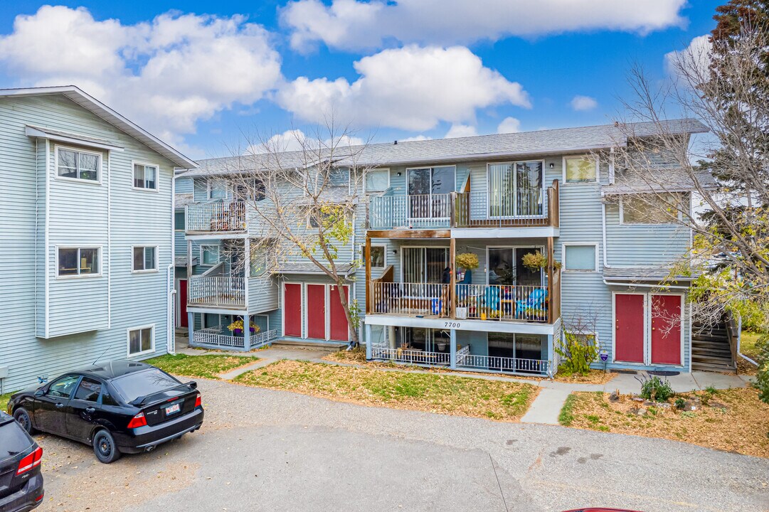 4307 75 St NW in Calgary, AB - Building Photo