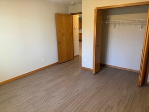 323 Williamsburg Plz, Unit D in New Richmond, WI - Building Photo - Building Photo