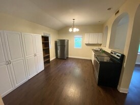 1010 Amsterdam Rd in Park Hills, KY - Building Photo