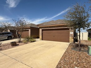 214 Kaspar Way in Canyon Lake, TX - Foto de edificio - Building Photo