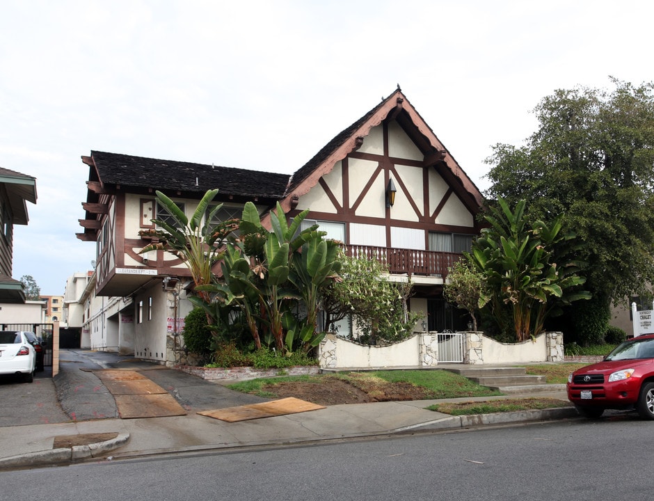 Northridge Chalet in Northridge, CA - Foto de edificio