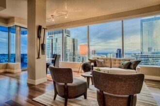 737 Olive Wy in Seattle, WA - Foto de edificio - Building Photo