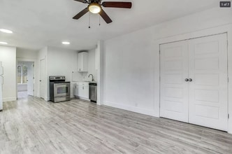 2406 Maryland Ave, Unit Left in Dallas, TX - Foto de edificio - Building Photo