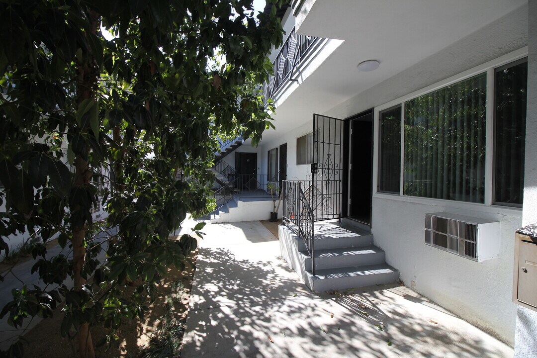 750 N Hayworth Ave in Los Angeles, CA - Building Photo