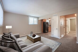 Gifford Court Apartments in Omaha, NE - Building Photo - Building Photo