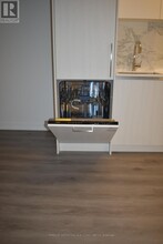 225 Commerce St in Vaughan, ON - Building Photo - Building Photo