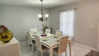 562 SE Majestic Terrace in Port St. Lucie, FL - Building Photo - Building Photo