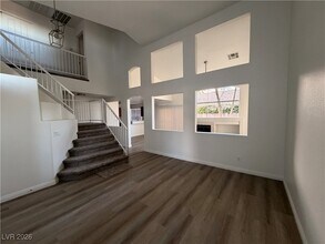 1825 Sierra Oaks Ln in Las Vegas, NV - Foto de edificio - Building Photo