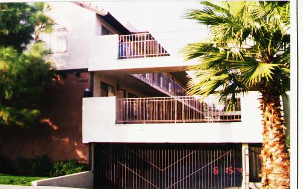 14825-14827 Erwin St in Los Angeles, CA - Building Photo