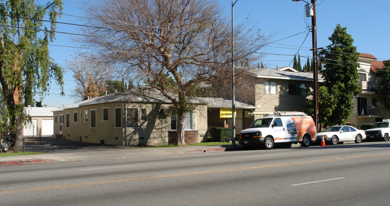 14811-14817 Vanowen St in Van Nuys, CA - Building Photo