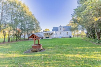 183 Thompson Rd in Manchester, CT - Foto de edificio - Building Photo