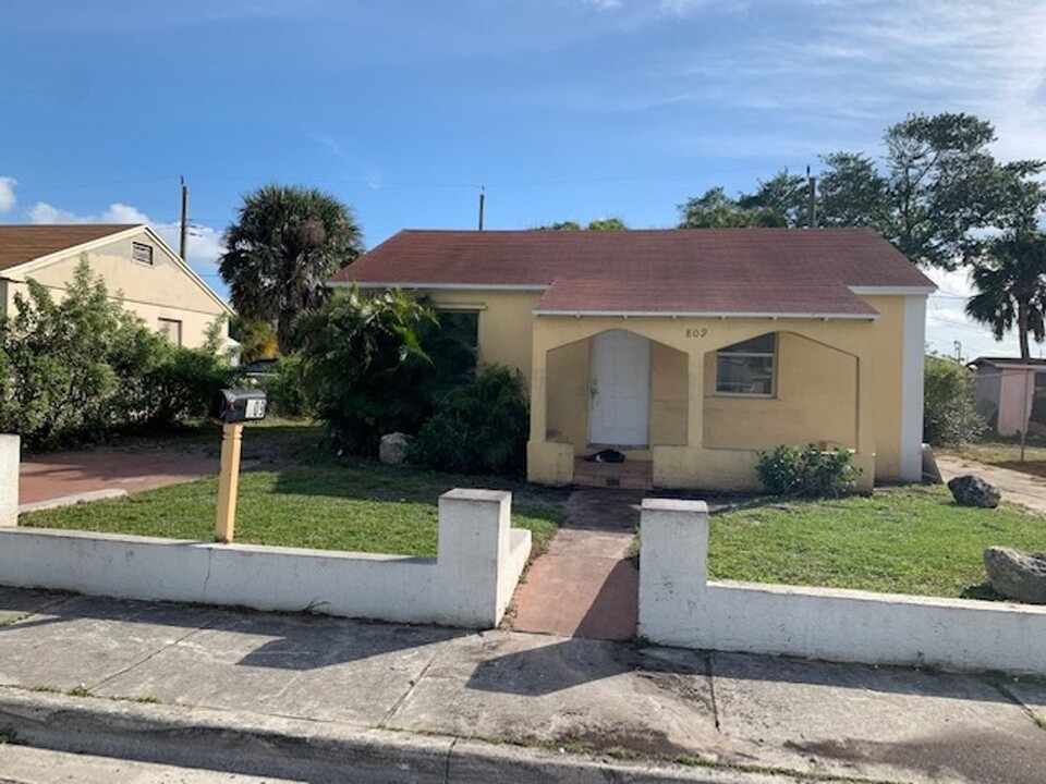 809 W 5th St in West Palm Beach, FL - Building Photo