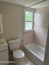8 Kendall Dr in Sayreville, NJ - Building Photo - Building Photo