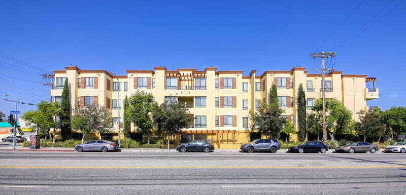 6938 Laurel Canyon Blvd in Los Angeles, CA - Building Photo