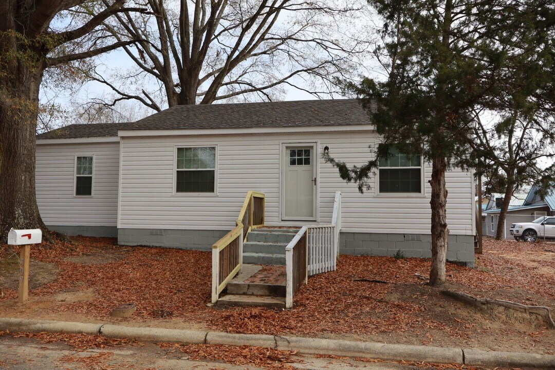 709 Denby St SW in Wilson, NC - Building Photo