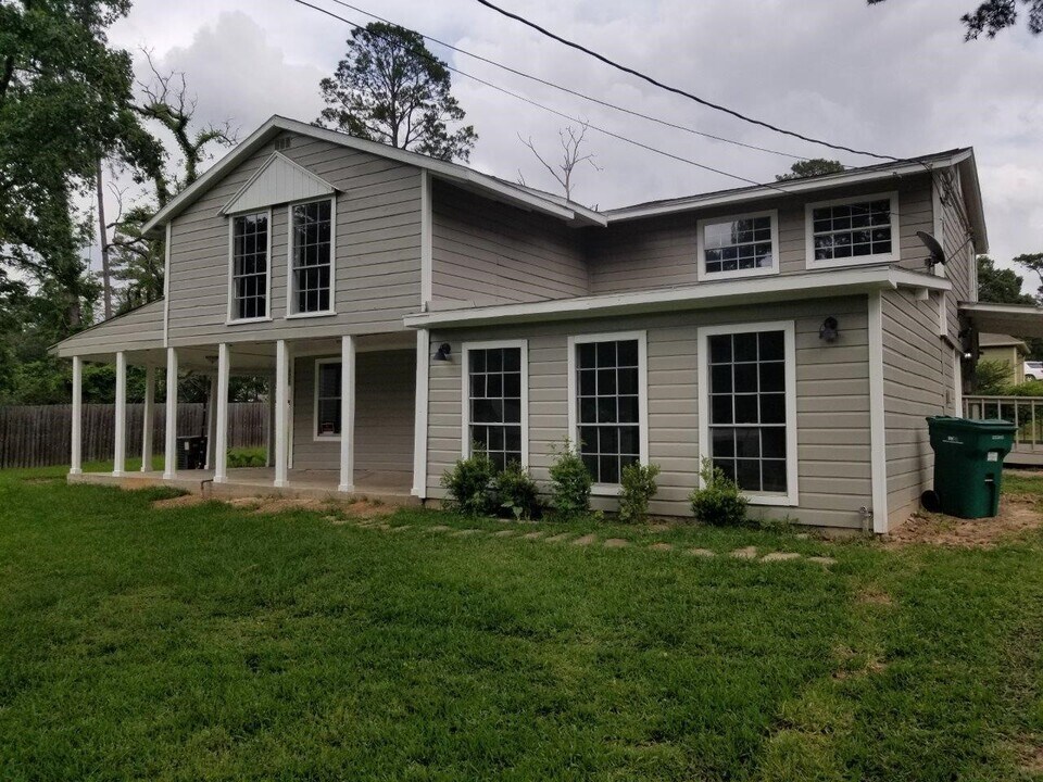 1305 St Lawrence River Rd in Montgomery, TX - Building Photo