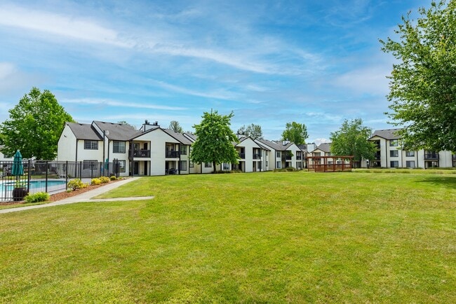 Chinook Park Apartment Homes in Enumclaw, WA - Foto de edificio - Building Photo