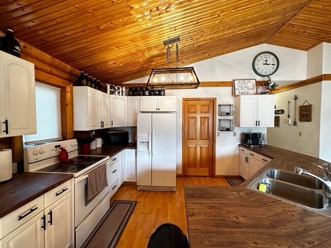 203 E 6th Ave in North Pole, AK - Building Photo - Building Photo