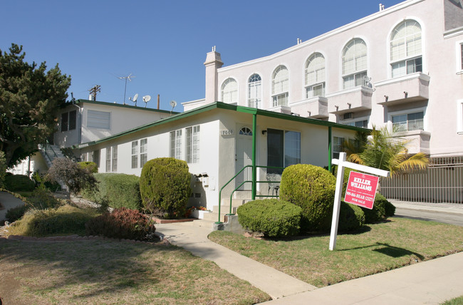 7009-7011 Flight Ave in Los Angeles, CA - Foto de edificio - Building Photo