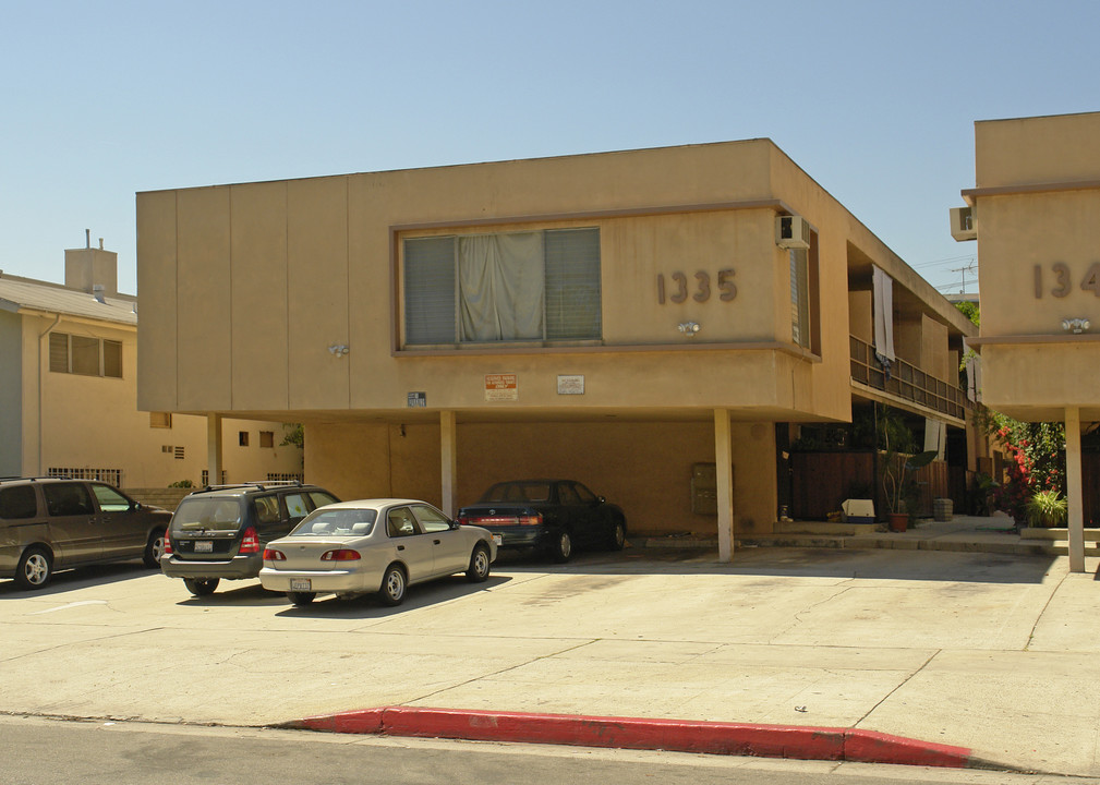 1335 N Poinsettia Pl in Los Angeles, CA - Building Photo