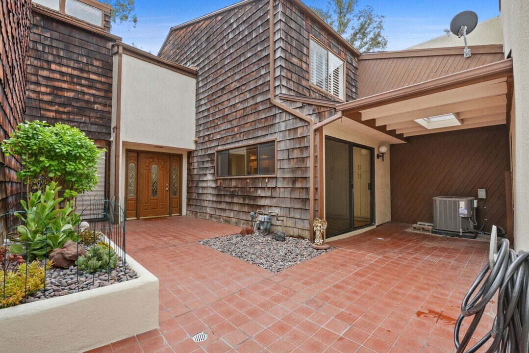 15025 Whittier Blvd in Whittier, CA - Foto de edificio