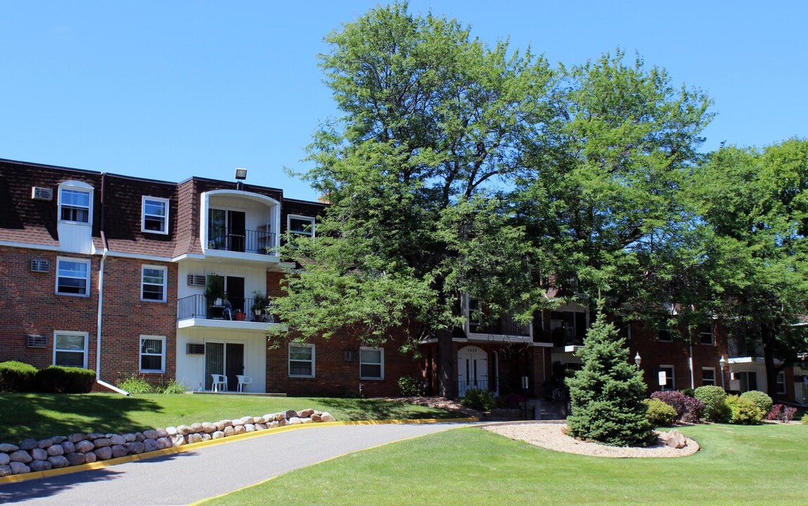 Chateau Carmel in West St. Paul, MN - Foto de edificio