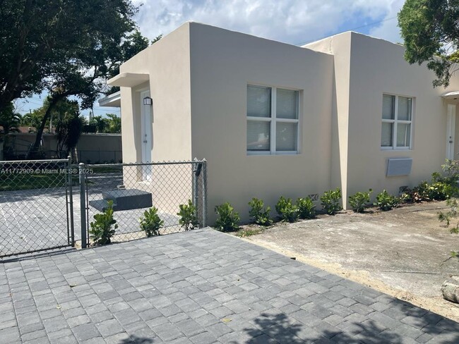 5800 Taylor St in Hollywood, FL - Building Photo - Building Photo