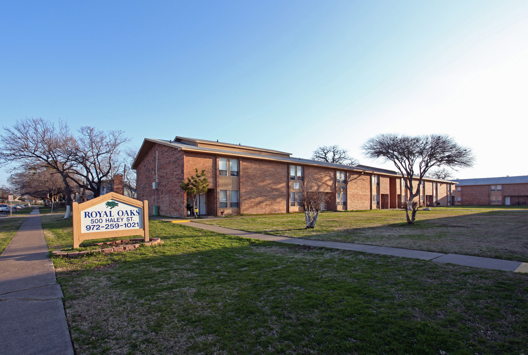 Royal Oaks in Irving, TX - Building Photo