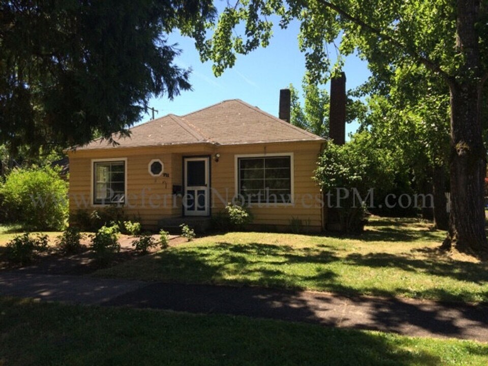 711 F St in Springfield, OR - Building Photo