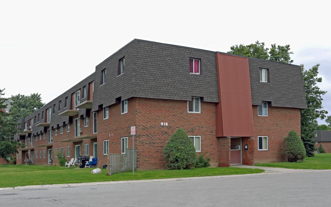 Springbank Village in London, ON - Building Photo