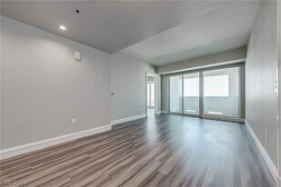 2700 S Las Vegas Blvd in Las Vegas, NV - Building Photo