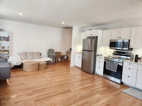 20 Garden St, Unit 3 in Rhinebeck, NY - Foto de edificio - Building Photo