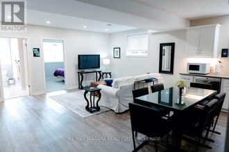 24 Abbott Pl in Pelham, ON - Building Photo - Building Photo